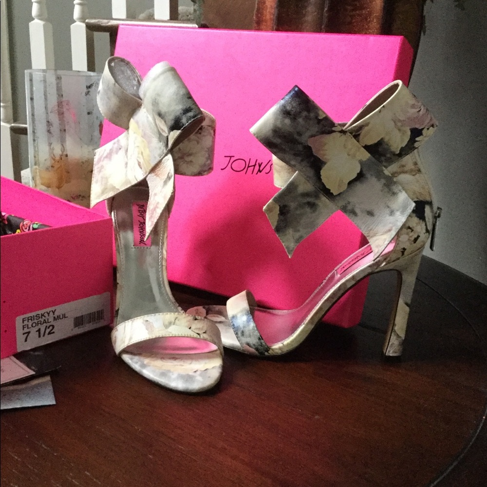BETSY JOHNSON Bow tie ankle stiletto